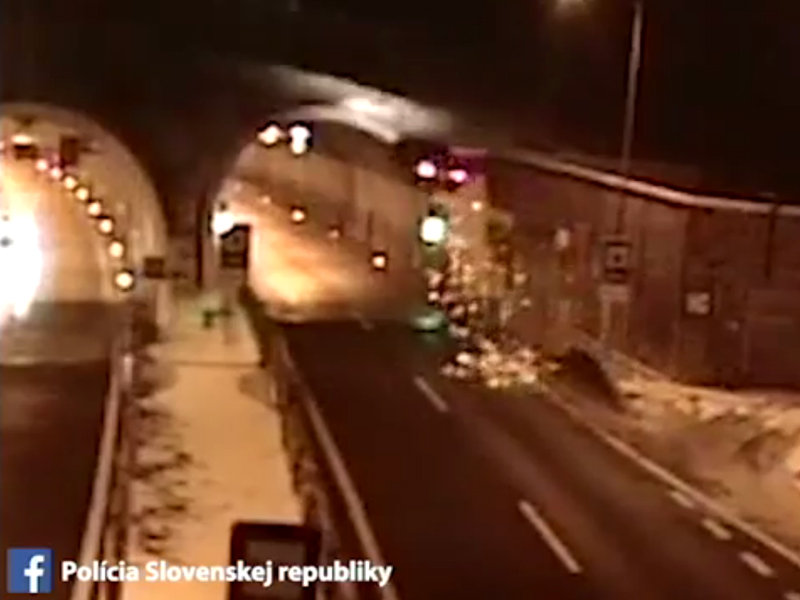  В Словакии BMW эффектно влетел в тоннель, неудачно задев отбойник (ВИДЕО)